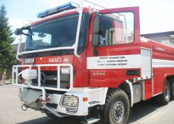  Nové zásahové vozidlo CAS 30 na podvozku ACTROS Mercedes a s nástavbou z THT Poličky získali letos do svého užívání profesionální hasiči z Elektrárny Počerady. Vozidlo má klasickou protipožární výbavu, přičemž do svých útrob pojme 9 000 litrů vody a 800 litrů pěnidla.