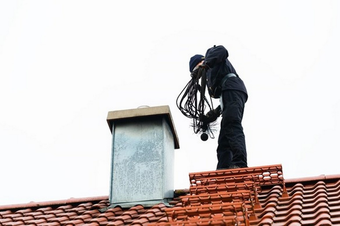 Revize a kontrola komínu: Kdy je potřeba a kolik vás bude stát?