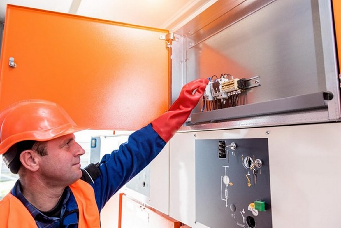 Revize elektroinstalace. Kdy se vás týká a kolik za ni zaplatíte?