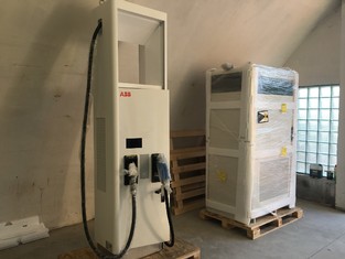 Ultrarychlá dobíjecí stanice 150 kW určená pro instalaci v lokalitě Duhová 3, Praha 4.