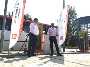 Provoz stanice zahájili starosta Kolína Michael Kašpar (vpravo) a Tomáš Chmelík, manažer útvaru čisté technologie ČEZ.