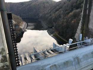 VE Slapy: Celkový pohled z koruny hráze přes přelivy na stěchovické jezero