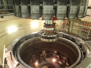 Vodní elektrárna Slapy: Demontáž rotoru ze šachty soustrojí TG1.