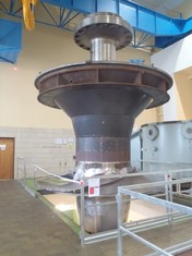 Vodní elektrárna Slapy: Turbínový blok (v dolní části), oběžné kolo s lopatami