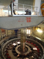 Vodní elektrárna Slapy: Vyjmutí rotoru generátoru.