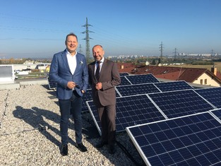 Zahájení provozu fotovoltaické elektrárny s akumulací v areálu rychlodobíjecích stanic ve Vestci. Kmotry nového systému se stali Kamil Čermák, generální ředitel ČEZ ESCO (vlevo) a Vladimír Janypka, marketingový a obchodní ředitel divize Elektrotechnika ABB Česká republika. 