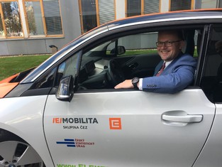 Předseda ČSÚ Marek Rojíček v novém elektromobilu.