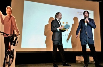 Vyhlašovatelem vítěze v kategorii Veliká neziskovka roku 2019, jímž se stala Linka bezpečí, byl Daniel Novák, manažer Nadace ČEZ. Na snímku vpravo, vlevo moderátor večera Marek Zelinka