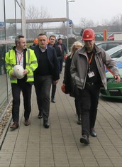 Ředitel Elektrárny Ledvice Miroslav Svoboda, srbský ministr hornictví a energetiky Aleksandar Antić a tak trochu v zákrytu srbská velvyslankyně v ČR Vera Mavrić; aneb cestou z informačního centra do provozu. Vpředu kráčí Petr Jirava, vedoucí oddělení řízení provozu Elektrárny Ledvice coby průvodce nejzasvěcenější. Patřil totiž do realizačního týmu výstavby a následně i zprovoznění Nového zdroje, je rovněž autorem textů ve stejnojmenné brožuře, kterou vydala Skupina ČEZ.