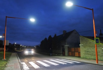 Nově nasvícený Oranžový přechod ve Studeněvsi ještě čeká obnova bílé „zebry“. Podle starosty k tomu dojde, jakmile se vylepší počasí.   