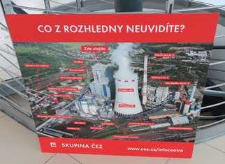 Všechny desky s místopisnými názvy jsou již umístěny na vnitřní straně venkovního ochozu rozhledny. Patří mezi ně i ta, která návštěvníky informuje nejen o tom, kde jaká technologie se v elektrárně nachází, ale hlavně co je za chladicí věží a tudíž není vidět. Na snímku je deska ještě před venkovní instalací.