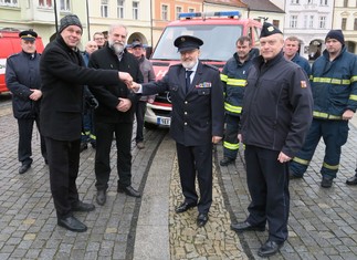 Klíčky od vozu převzal za dobrovolné hasiče od Pavla Herdy, manažera útvaru Dopravní služby ČEZ Korporátní služby, starosta Mělníka Ctirad Mikeš. Uprostřed Miroslav Krpec, ředitel Elektrárny Mělník. Krajské ředitelství Hasičského záchranného sboru Středočeského kraje zastupoval Martin Legner, vedoucí oddělení Integrovaného záchranného systému (vpravo).    