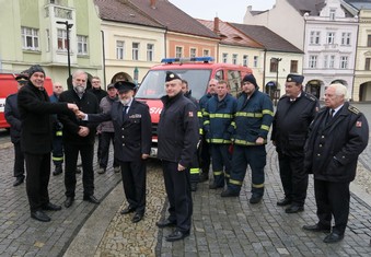 Klíčky od vozu převzal za dobrovolné hasiče od Pavla Herdy, manažera útvaru Dopravní služby ČEZ Korporátní služby, starosta Mělníka Ctirad Mikeš. Uprostřed Miroslav Krpec, ředitel Elektrárny Mělník. Krajské ředitelství Hasičského záchranného sboru Středočeského kraje zastupoval Martin Legner, vedoucí oddělení Integrovaného záchranného systému (vpravo). Zcela vpravo stojí Milan Vágner, starosta Sboru dobrovolných hasičů Mělník – Mlazice.