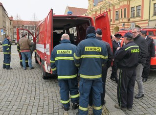 První seznamování se zásahovým vozem Mercedes Benz SPRINTER proběhlo před radnicí v centru Mělníka.

