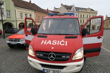 První seznamování se zásahovým vozem Mercedes Benz SPRINTER proběhlo před radnicí v centru Mělníka.

