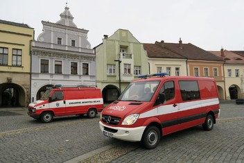 Vlevo dosluhující zásahové vozidlo SDH Mělník – Mlazice, vpravo dar Skupiny ČEZ, který ho nahradí.
