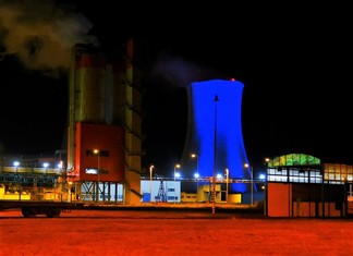 Do modré barvy se již několik let po sobě zahaluje jedna z chladicích věžích Elektrárny Tušimice. Společně s ní svítí modře i obvodový plášť strojovny.