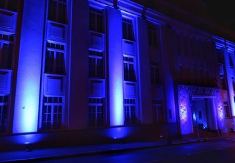 Tradičně je vždy v noci z 2. na 3. dubna nasvíceno sídlo ČEZ Distribuce v Děčíně.