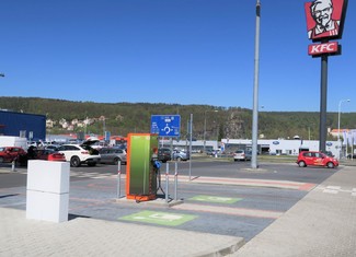 Jedna z rychlodobíjecích stanic Skupiny ČEZ se v Ústeckém kraji nachází na parkovišti u KFC v Děčíně.