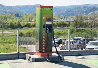 Hned za Karlovými Vary si lze dobýt e-vůz na okraji Jenišova, a to směrem na Cheb, případně při odbočení do nákupní zóny či na Plzeň. 