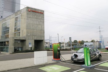 Kombinace rychlodobíjecí a standardní stanice běžného dobíjení se například nachází na parkovišti před Elektrárnou Ledvice.