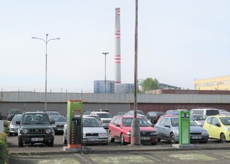 Kombinace rychlodobíjecí a standardní stanice běžného dobíjení se například nachází na parkovišti před Elektrárnou Prunéřov 2. 
