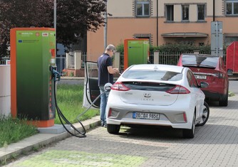 Na parkovišti u Teplárny Trmice se nacházejí hned dvě rychlodobíjecí stanice, dobře o nich vědí například němečtí řidiči. Pro jejich e-vozy to bývá většinou první zastávka po přejezdu státní hranice. 

