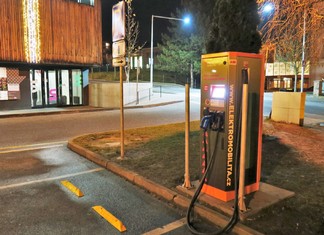 V loňském roce zprovozněná rychlodobíjecí stanice Skupiny ČEZ ve Vratislavicích se nachází na parkovišti mezi tamním kulturním centrem a služebnou Policie ČR. V případě rychlodobíjecí stanice ABB je dobytí většiny akumulátoru otázkou 25 minut. Mají totiž DC konektory, které umožňují nabíjení s výkonem až do 50 kW. Většinu nově budovaných lokalit již jednotně osazujeme právě rychlodobíjecími stanicemi ABB, k jejichž standardní výbavě patří zejména DC konektory s nabíjecími standardy jak pro auta asijských producentů, tak i evropské vozy. Stanice jsou připojeny k platformě fungující na principu cloudu, která umožňuje monitorovat zařízení v reálném čase a provádět vzdálenou diagnostiku.

