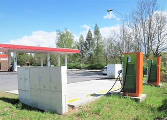 E-vůz si lze dobýt také na příjezdu do Domažlic po silnici 1/193 u čerpací stanice pohonných hmot Benzina.    