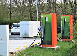 E-vůz si lze dobýt také na příjezdu do Domažlic po silnici 1/193 u čerpací stanice pohonných hmot Benzina.    
