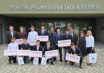 Novodobí Prokopové Divišové ze  Střední průmyslové školy v Ostrově pro školní rok 2019/20 na společné fotografii se zástupci ČEZ Distribuce a vedením školy. 
 
