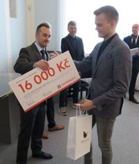 Za ČEZ Distribuci předával nejlepším žákům symbolické, ovšem finančně kryté, šeky Martin Molinger, člen představenstva společnosti.