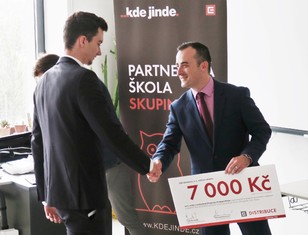 Za ČEZ Distribuci předával nejlepším žákům symbolické, ovšem finančně kryté, šeky Martin Molinger, člen představenstva společnosti.