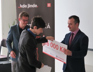 Za ČEZ Distribuci předával nejlepším žákům symbolické, ovšem finančně kryté, šeky Martin Molinger, člen představenstva společnosti.