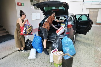Pro provětrané domácí šatníky energetiků si do Děčína přijeli zaměstnanci Oblastní charity Ústí nad Labem osobně.