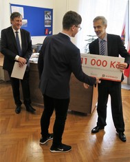Symbolické šeky a diplomy předávali nejlepším žákům zástupci ČEZ Distribuce Karel Kohout (vlevo) a Martin Hušek.