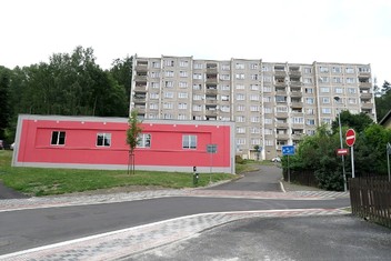 Pohled na městskou zástavbu Nejdku napojenou na centrální zásobování teplem. V popředí jedna z dvanácti výměníkových stanic ve městě.