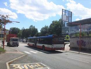 Oranžový přechod v Příbrami se nachází v ulici Čs. armády v blízkosti autobusového nádraží a je z obou stran lemován i autobusovými zastávkami. Během necelé půl hodiny přes něj přejela bezmála stovka osobních a nákladních vozů, autobusy z toho pochopitelně nevyjímaje.