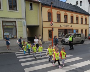 Oranžový přechod v Nejdku. Jako první přes něj na druhou stranu přešly děti z místní mateřinky.