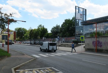 Oranžový přechod v Příbrami se nachází v ulici Čs. armády v blízkosti autobusového nádraží a je z obou stran lemován i autobusovými zastávkami. Během necelé půl hodiny přes něj přejela bezmála stovka osobních a nákladních vozů, autobusy z toho pochopitelně nevyjímaje.