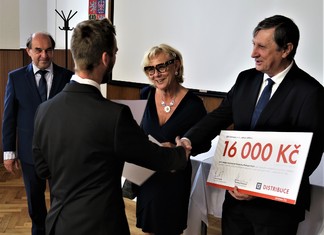 Šeky a diplomy předávali nejlepším žákům zástupci Asociace energetických  manažerů a ČEZ Distribuce, Zuzana Šolcová a Karel Kohout. Vlevo ředitel školy Jaroslav Stejný.