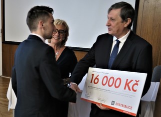 Šeky a diplomy předávali nejlepším žákům zástupci Asociace energetických  manažerů a ČEZ Distribuce, Zuzana Šolcová a Karel Kohout. Vlevo ředitel školy Jaroslav Stejný.