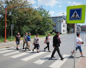 Jako první pochopitelně přešli po nově nasvíceném Oranžovém přechodu starosta Jan Konvalinka se zaměstnanci městského úřadu a technických služeb.