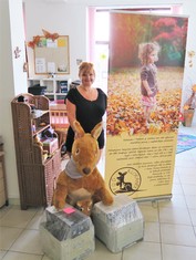 Ředitelka teplického Klokánku Daniela Brníková zapózovala u darovaných tiskáren s maskotem, který dal zařízení Fondu ohrožených dětí jméno. 