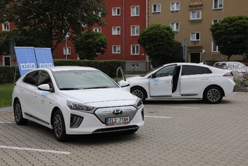 Dvojice elektromobilů Hyundai IONIQ (autor foto: Petr Sznapka)