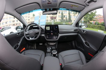 Interiér elektromobilu Hyundai IONIQ (autor foto: Petr Sznapka)