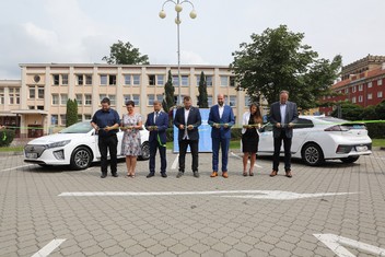 Předání elektromobilů (zleva): náměstek pro investice a chytré město Bohuslav Niemiec, náměstkyně pro sociální oblast Stanislava Gorecká, radní pro sport Daniel Vachtarčík, náměstek pro ekonomiku a správu majetku Ondřej Baránek, manažer Public Affairs ČEZ ESCO David Martínek, regionální reprezentant ČEZ Distribuce Milan Šťastný (autor foto: Petr Sznapka)