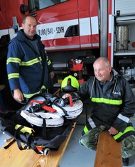 Velitel výjezdní jednotky Pavel Smola (vlevo) a Jaroslav Svejkovský, starosta SDH, mají důvod k úsměvu. Díky Nadaci ČEZ mají dva nové velmi účinné pomocníky. 