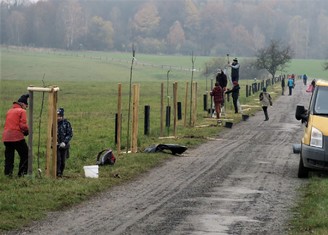 Omezený počet sázejících, ve dvojicích a ve vztahu rodinném či osoba blízká. Tak probíhala výsadba ovocných stromů v Ralsku.