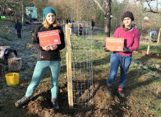 Klára Šlehoferová (vpravo) a Petra Tajčová, dvě vůdčí duše komunitního spolku Lešanský sad.  